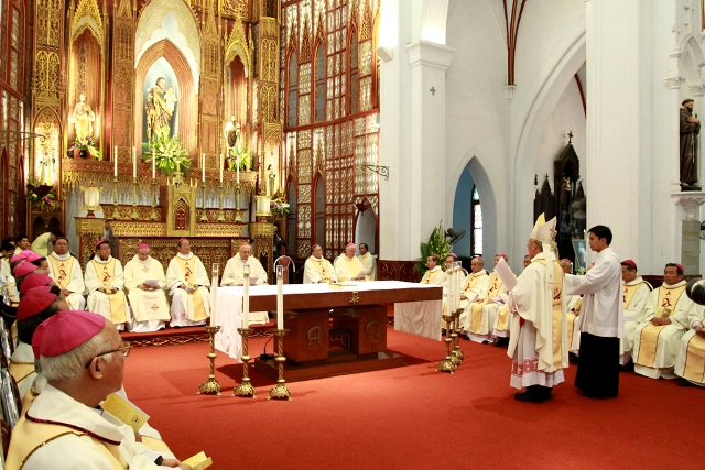 Đức hồng y Fernando Filoni chủ sự Thánh lễ cầu nguyện cho công cuộc truyền giáo tại Nhà thờ chính toà Hà Nội