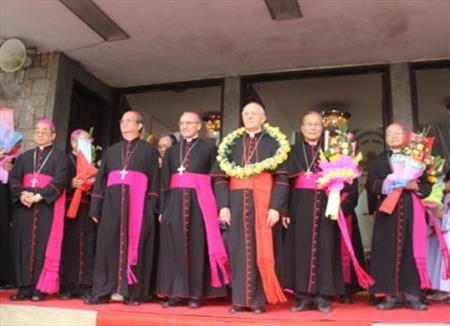 Đức hồng y Fernando Filoni thăm Tổng giáo phận Huế