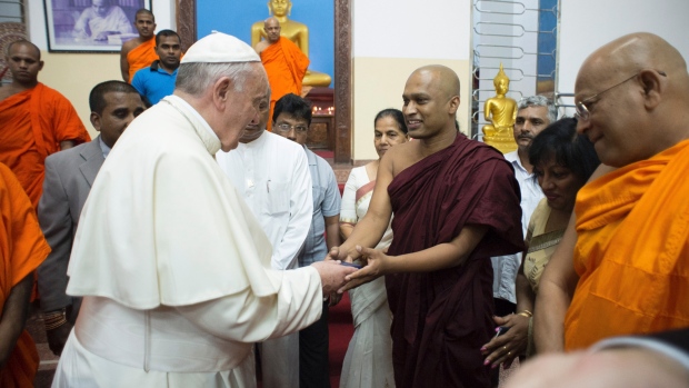 Đức Thánh Cha gặp cựu Tổng Thống và thăm một ngôi chùa ở Sri Lanka