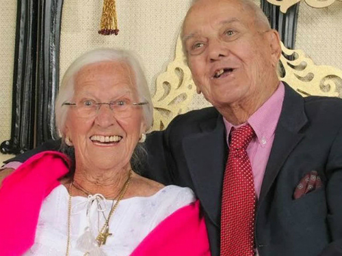 Đôi vợ chồng chung sống 75 năm và chết trong vòng tay nhau