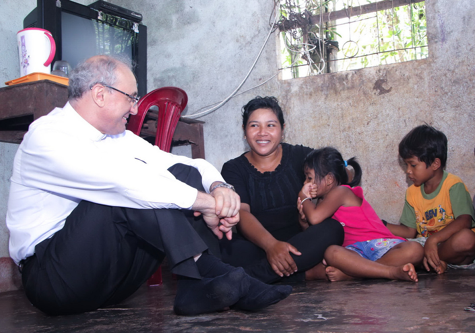 Đức Tổng Giám mục Leopoldo Girelli thăm viếng một số gia đình có hoàn cảnh đặc biệt tại Giáo phận Bà Rịa