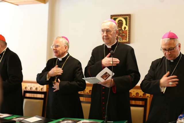 Hội đồng Giám mục Ba Lan khẳng định: Tông huấn Amoris Laetitia không cho những người ly dị và tái hôn được rước lễ