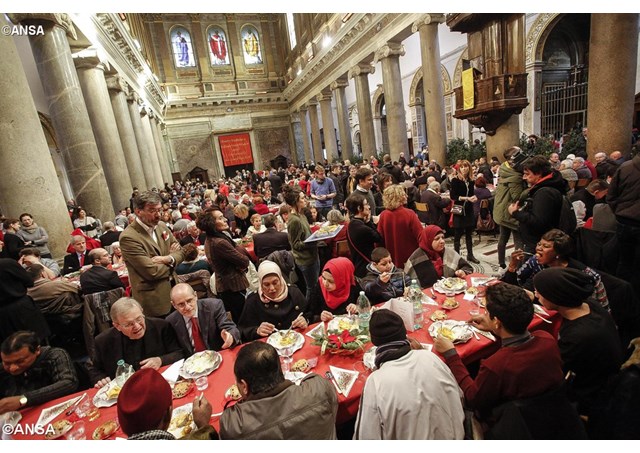 Dọn thêm chỗ cho người nghèo trên bàn tiệc Giáng Sinh