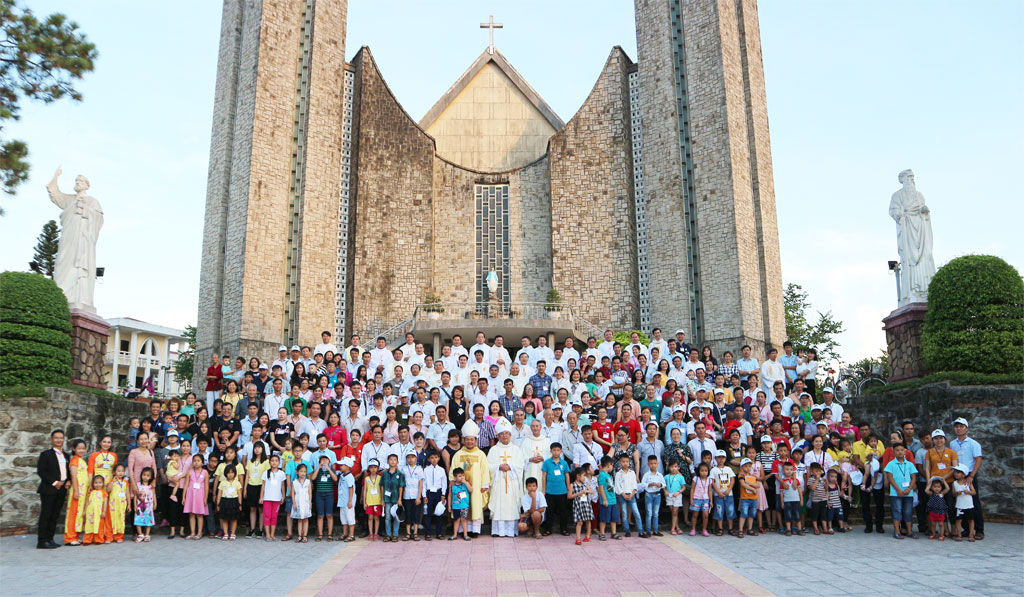 Thánh Lễ Khai Mạc Đại Hội Gia Đình Trẻ tại TGP Huế
