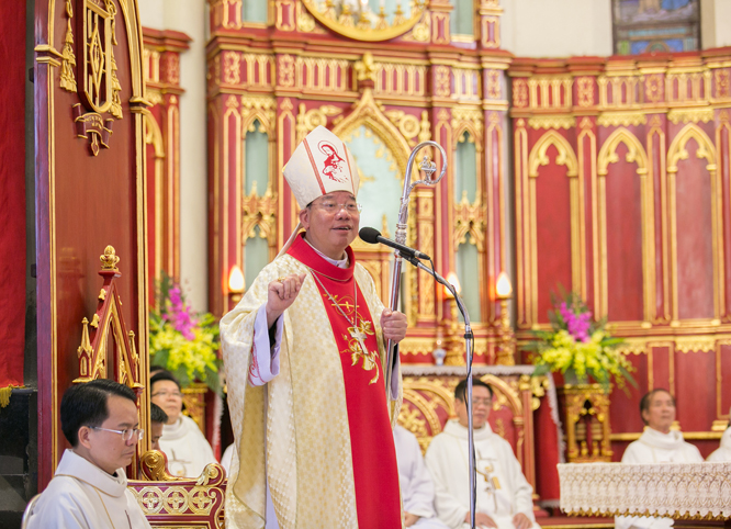 Đức cha tân cử Giuse Vũ Văn Thiên dâng lễ tạ ơn sau khi được đặt làm Tổng giám mục Tổng giáo phận Hà Nội